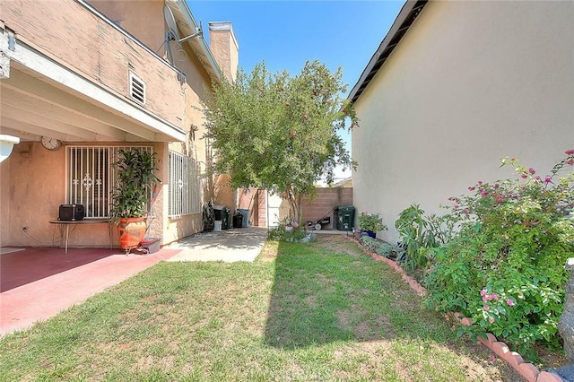 view of yard featuring a patio