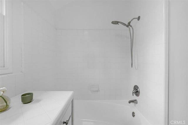 bathroom featuring tiled shower / bath