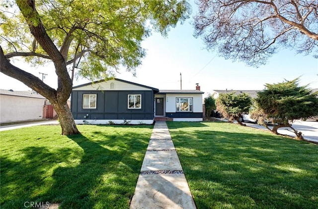 view of front of property featuring a front lawn