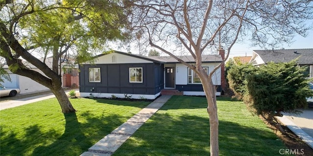 view of front facade featuring a front lawn