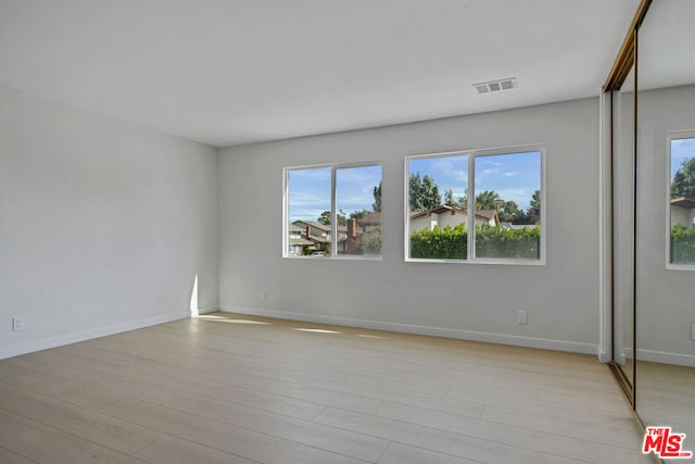 unfurnished room featuring light hardwood / wood-style flooring