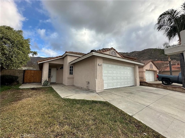 view of front of property featuring a garage and a front yard