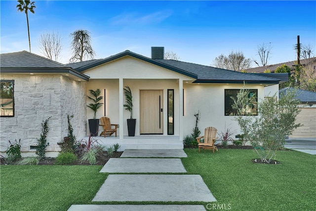 view of front facade with a front yard