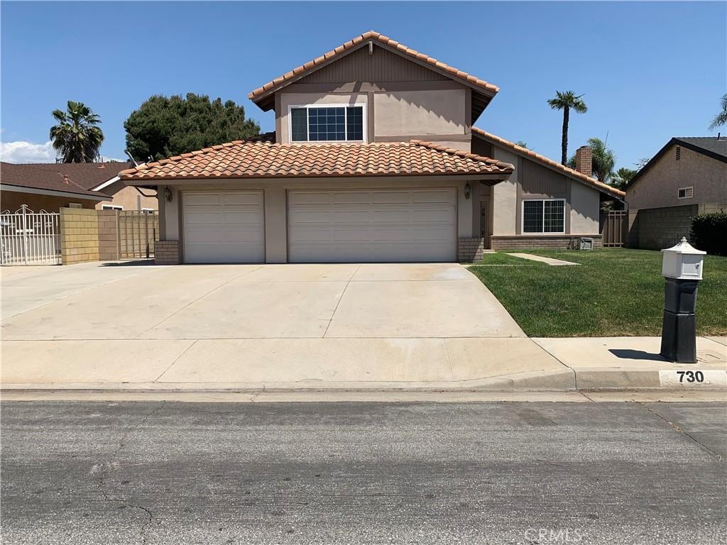 view of front of property featuring a garage and a front yard