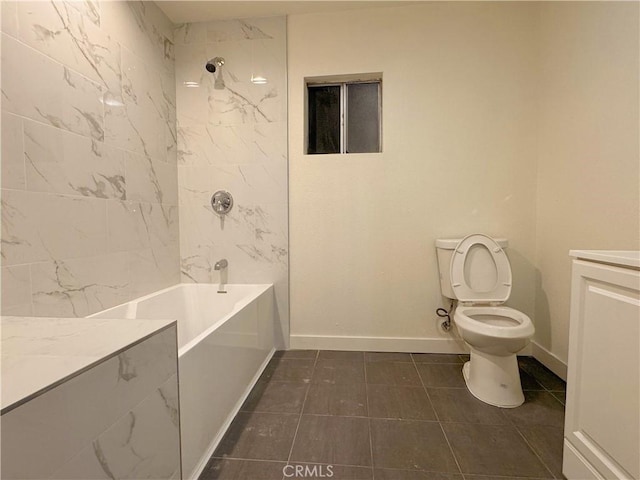 bathroom with tiled shower / bath and toilet