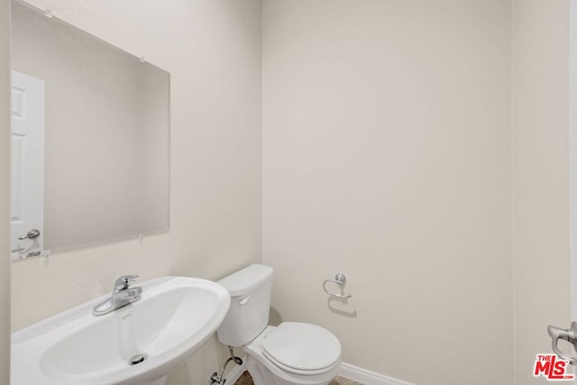 bathroom featuring toilet and sink