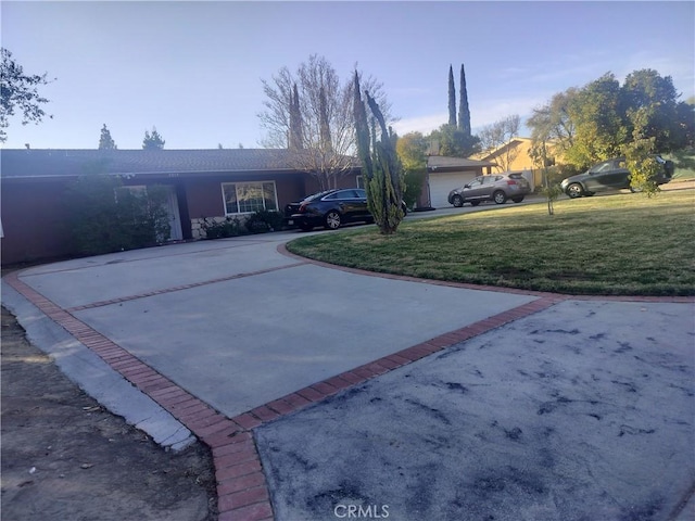 view of front of house featuring a garage and a front yard