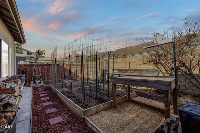 view of yard at dusk