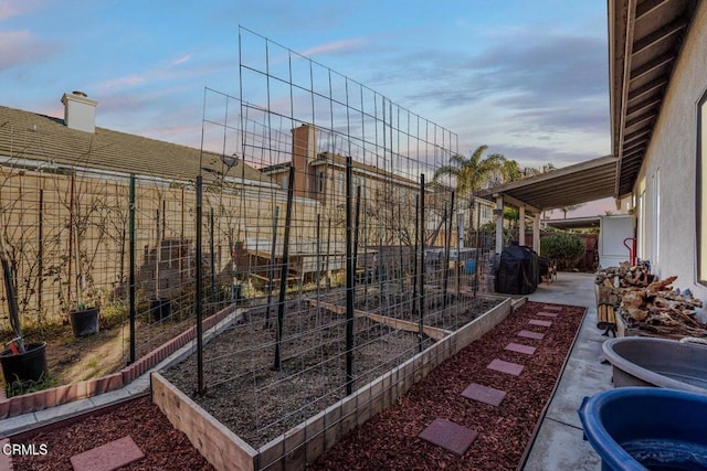 view of yard at dusk