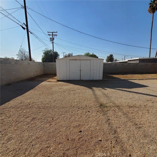 view of yard with a storage shed