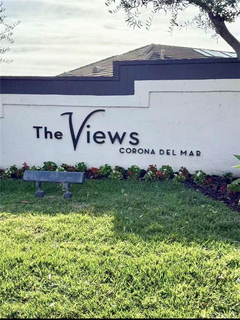 community sign with a yard