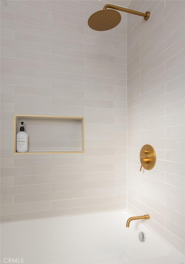 details featuring tiled shower / bath combo