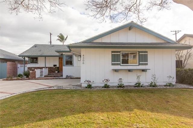 view of front of house with a front yard