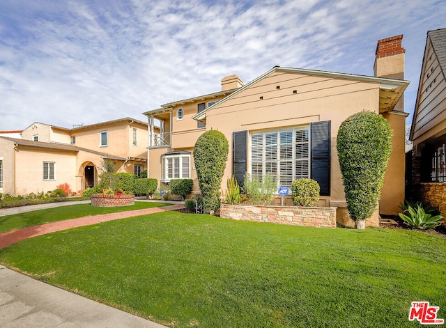 view of front of property with a front yard