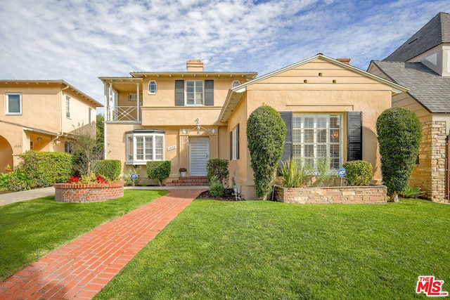 view of front of home featuring a front lawn