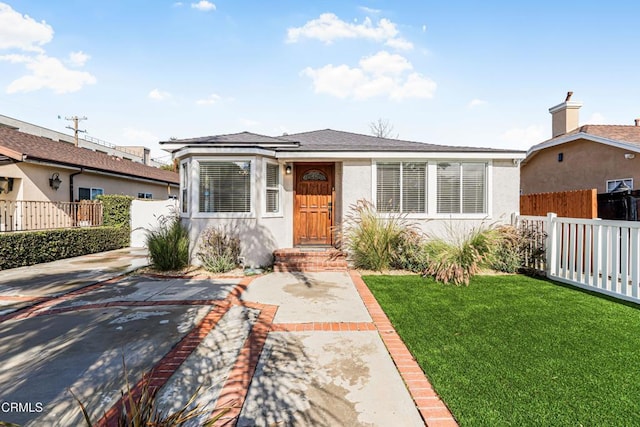 view of front of house with a front lawn