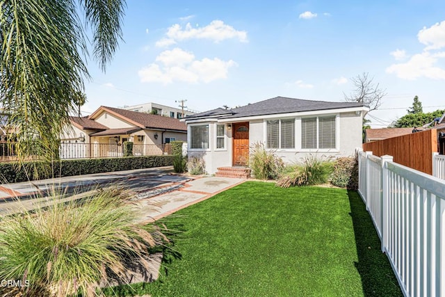 view of front of house featuring a front lawn