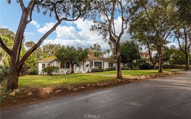 single story home featuring a front lawn