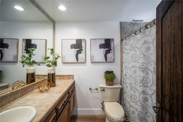 full bath with visible vents, toilet, recessed lighting, baseboards, and vanity