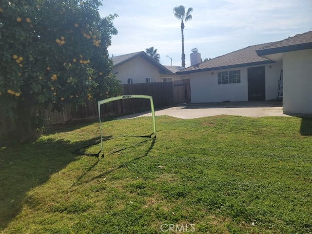 view of yard featuring a patio area