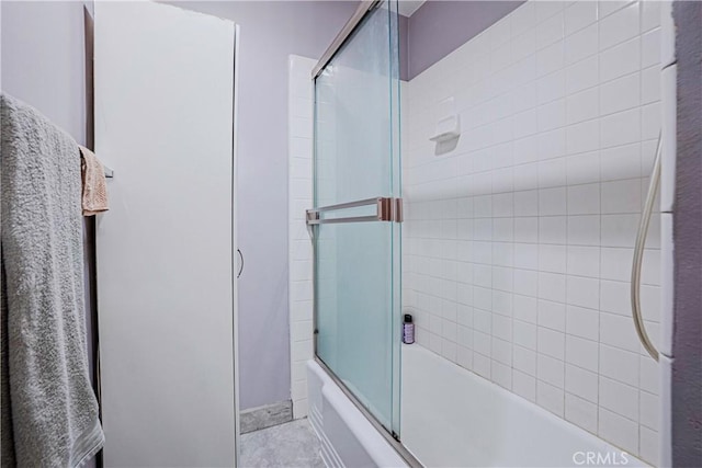 bathroom with combined bath / shower with glass door