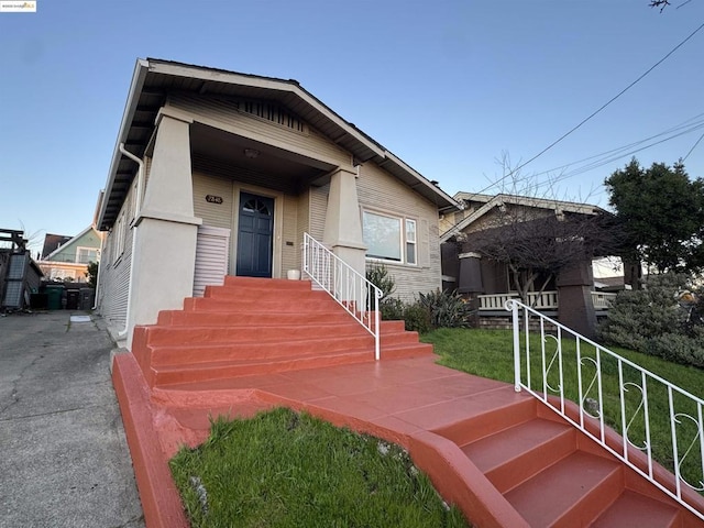 view of front facade featuring a front lawn