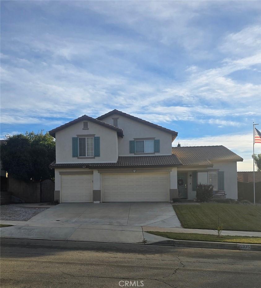 front of property featuring a garage and a front yard