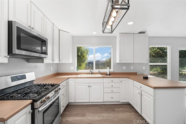 40350 Exa Ely Rd, Hemet, CA 92544 - kitchen featuring stainless steel appliances, a sink, a peninsula, recessed lighting, and white cabinetry