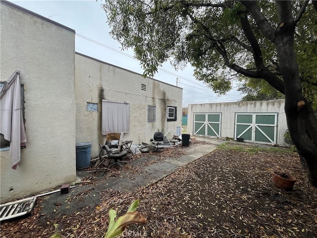 back of house featuring a shed