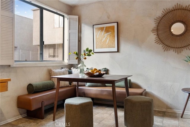 sitting room featuring breakfast area