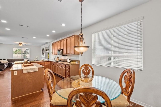 dining room with dark wood-style floors, ceiling fan, visible vents, and recessed lighting