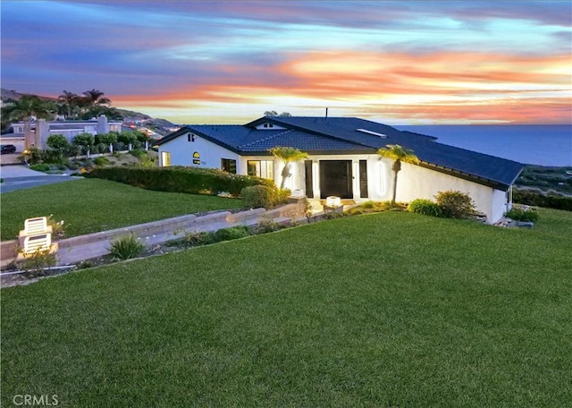 view of front of property featuring a lawn