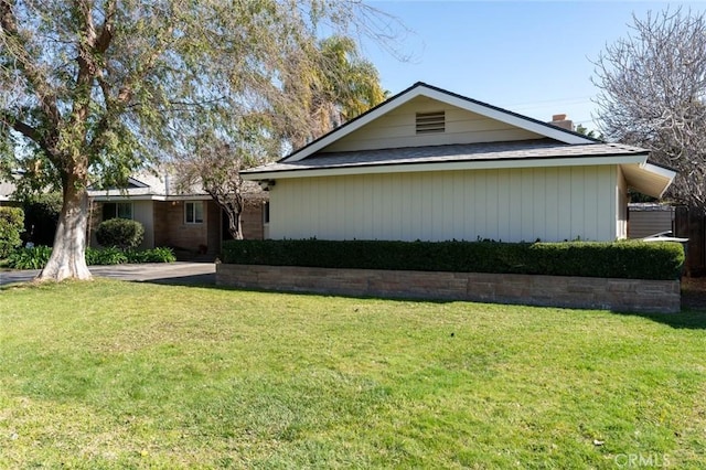 view of front facade featuring a front yard