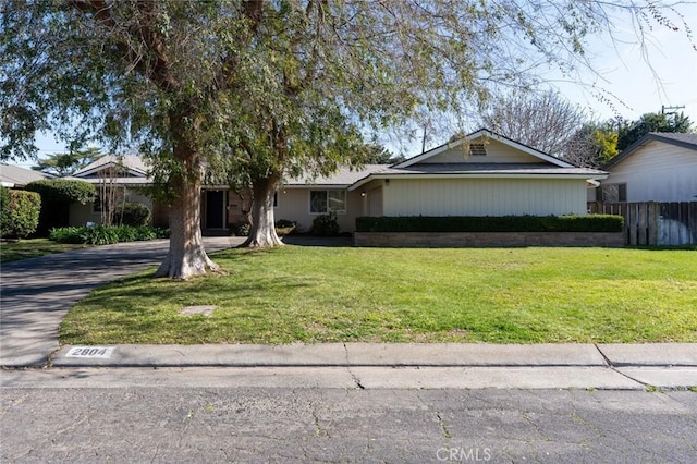 ranch-style house featuring a front lawn