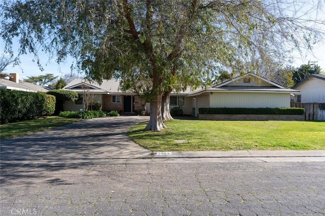 ranch-style home featuring a front lawn