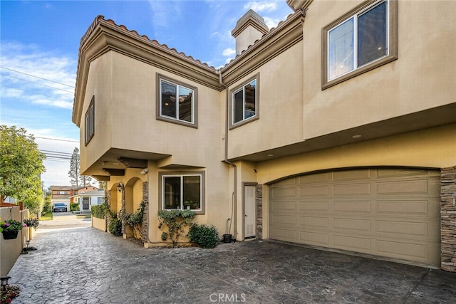 view of front facade featuring a garage