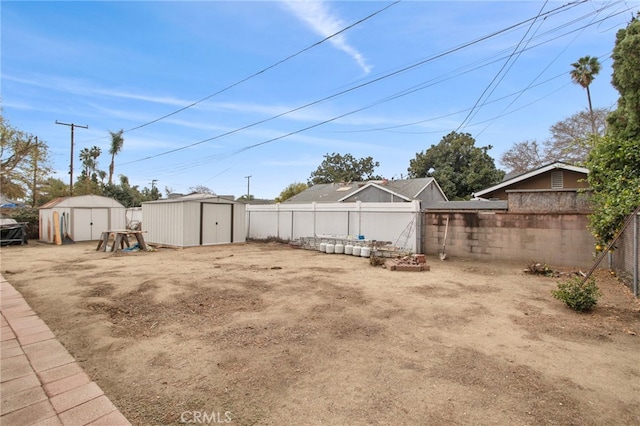 view of yard featuring a shed