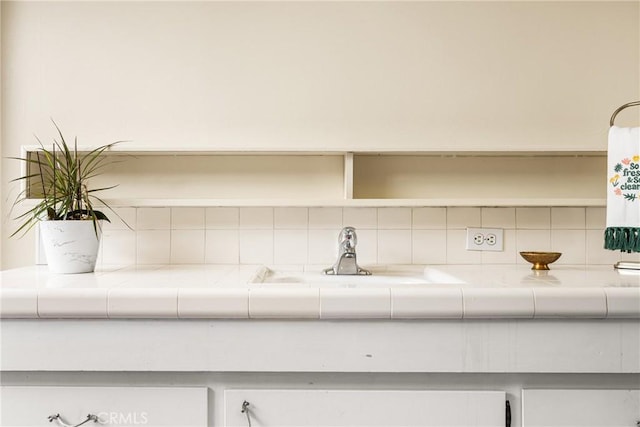 details featuring sink and decorative backsplash