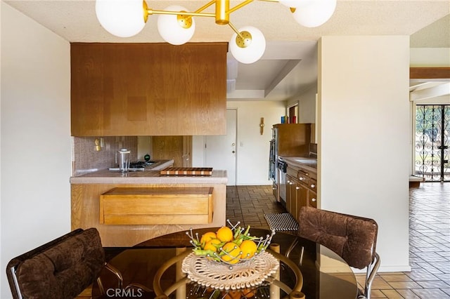 kitchen featuring kitchen peninsula and backsplash