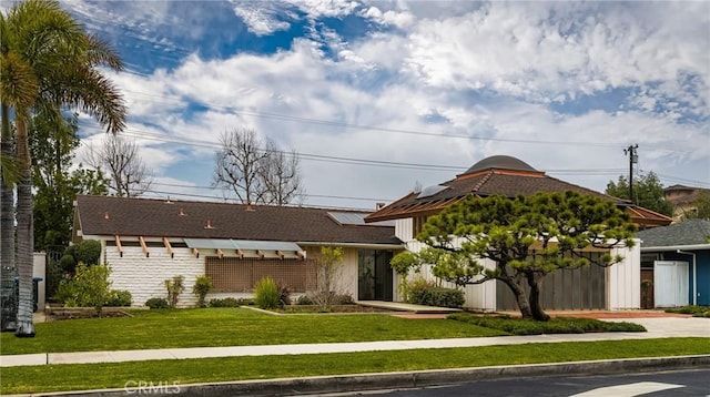 view of front of house featuring a front yard