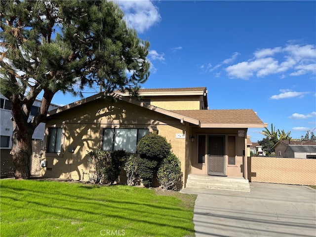 view of front of home with a front lawn