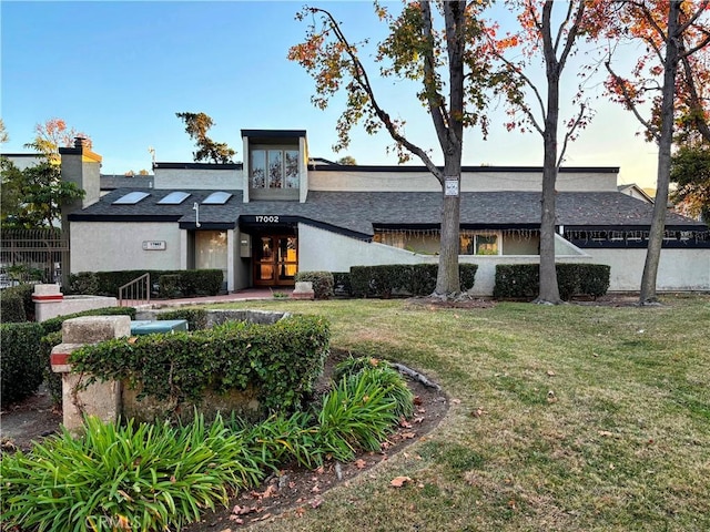 view of front facade featuring a lawn