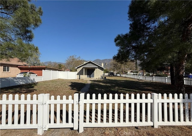 view of yard featuring a mountain view