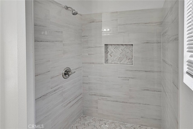 bathroom featuring a tile shower