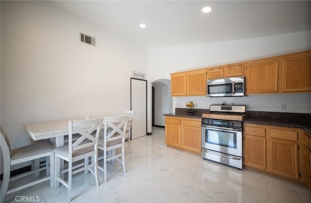 kitchen with a breakfast bar area and stainless steel appliances