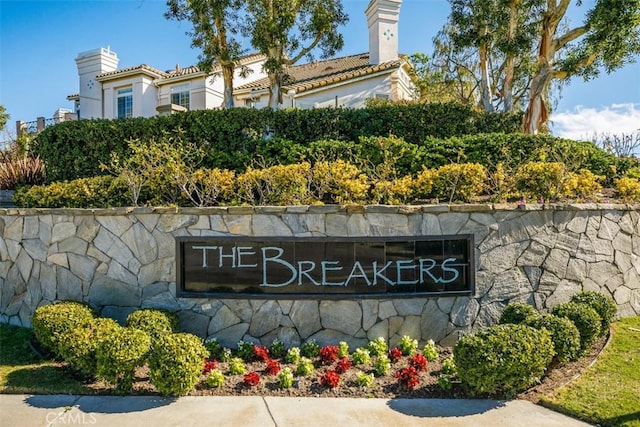 view of community / neighborhood sign