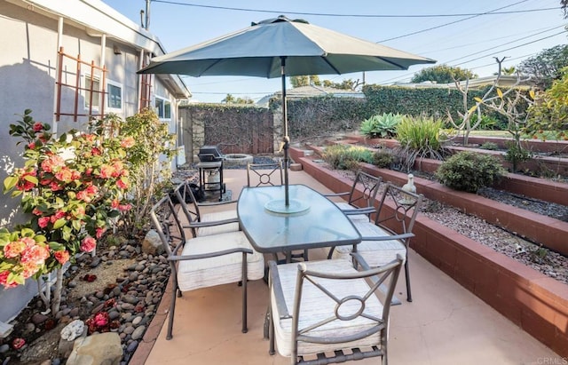 view of patio with an outdoor fire pit