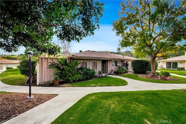 single story home with a front lawn