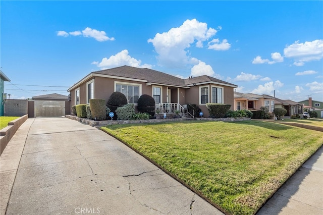 single story home with a front lawn