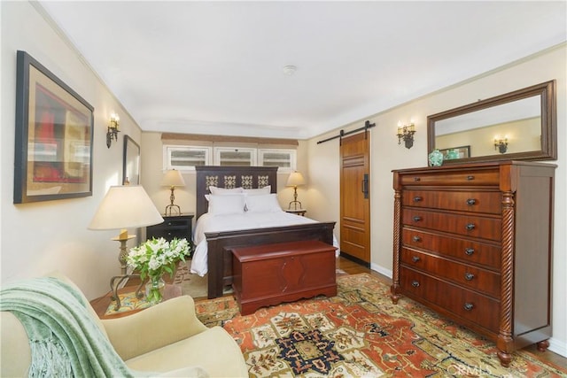 bedroom featuring a barn door